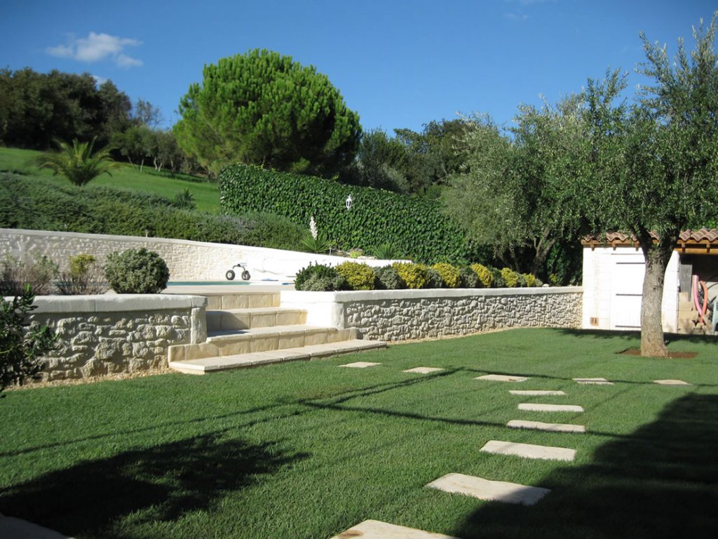 Décoration en Pierres sur Murets de piscine Méga Pierres